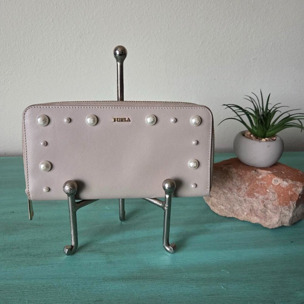 Furla leather zippy